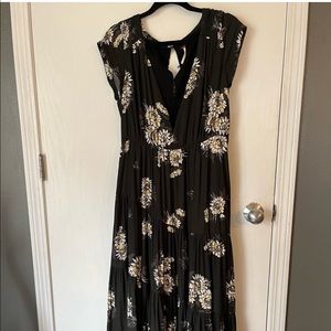 Free People SZ 6 super cute midi/maxi dress. Preowned in great condition.